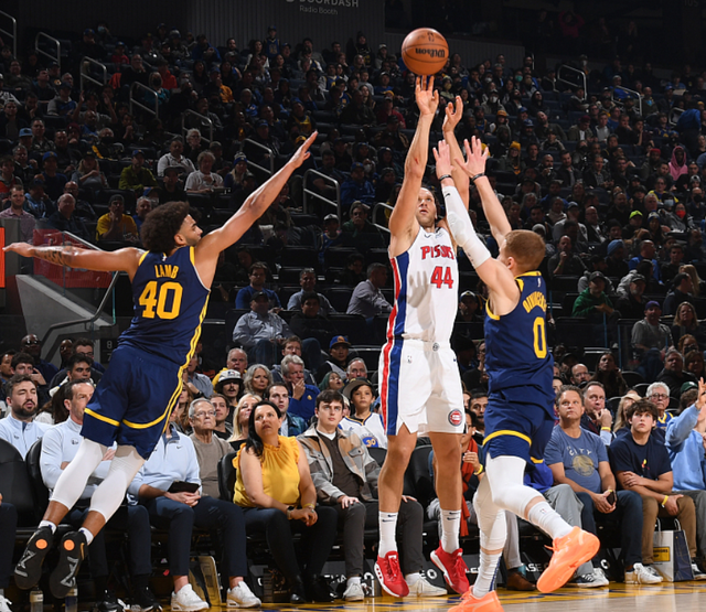 J9九游辽东雷霆队鏖战北城金雕队，冰球半决赛读秒绝平，转换速度占优。门前嗅觉决定胜负的简单介绍