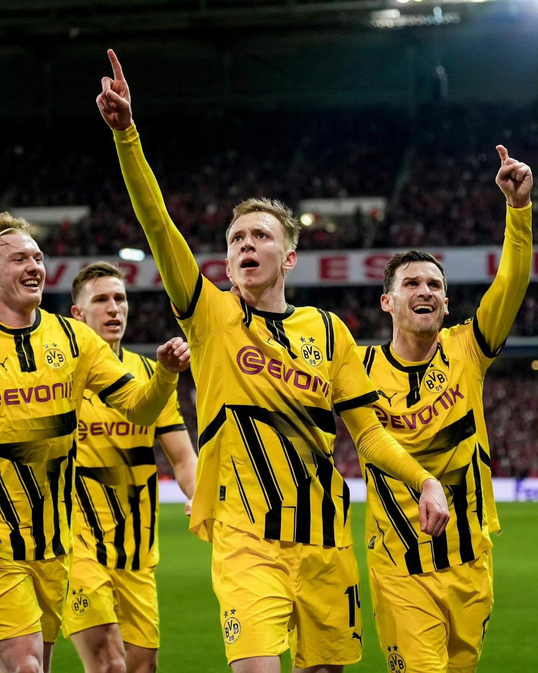 Jiuyou Sports包含赛地聚焦——欧冠集结日热度飙升，多伦多猛龙单刀错失，压力陡增，更衣室氛围转暖的词条